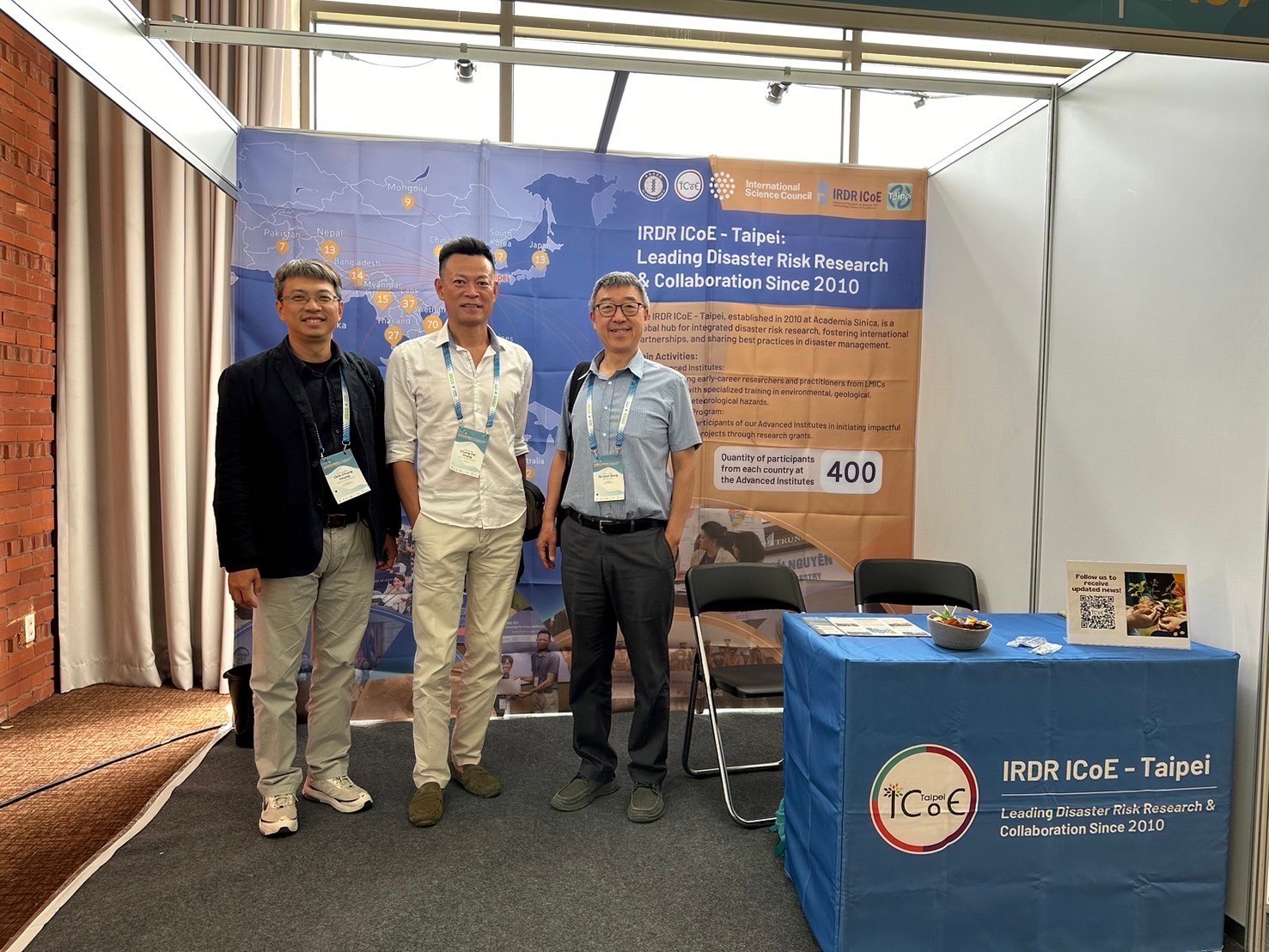 2024 AOGS 南韓會議 IRDR ICoE-Taipei 展覽攤位照片,展示機構在災害風險研究與國際合作的貢獻。